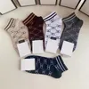 Hurtowa moda krótkie sportowe skarpetki uliczne Stripe Sports Basketball Sock for Men and Ms 5PCs/Lot Mens Designer z pudełkiem prezentowym