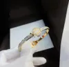Braccialetto di design di gioielli classici Placcatura in oro 18 carati di fascia alta Marca Bracciale a doppia lettera a cerchio Unisex con strass di cristallo San Valentino Accessorio per la festa nuziale