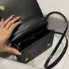 Bolsos Titulares de tarjetas de cuero de vaca importados Bolsos cruzados de mano para mujer Bolsos de diseñador Letras de hardware Cartera Bolsillo de intervalo Bolsa con cierre de hebilla magnética