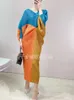 Abiti casual Changpleat 2023 Autunno Abbinamento di colori con scollo a V Abito da donna Miyak pieghettato di grandi dimensioni Moda maniche a pipistrello allentate Partito lungo