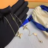 Klassiska kvinnor L-Letter Necklace Choker 18K Gold Plated Crystal Faux Leather Fashion Halsband Pendant Bröllop smycken Trendy Pers224R
