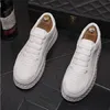 Chaussures de nouveaux produits masculins jeunes épaisses sports de loisirs chaussures coréennes version petites chaussures blanches pour hommes rouges chaussures d2h19