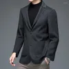 Abiti da uomo Uomo alla moda Blazer di lana di cashmere nero grigio Colletto dentellato Tasche laterali Design Giacca da uomo in misto lana di pecora Outfis maschile 2023