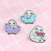 Accessoires de dessin animé Anneau de bain paresseux Mangez de la personnalité de la pastèque Broche créative Marée spéciale Nouveaux revers Denim Manteau Badge Pins Accesso Dhlo9