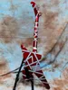 Edward Van Halen rayé série requin satin uréthane bordeaux métallisé argent rouge rayures guitare électrique crochets à œil chromés tendeurs fil tressé