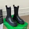 Famosa marca Diseñador para mujer Botas de tacón cuadrado Botines de cuero Suela de goma de moda Correas elásticas Comodidad de lujo Botines exquisitos