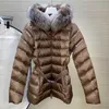 Damen Daunenparka Damen Nylon Kurze Daunenjacke Designer Lady Warm Big Fur Kapuzenknopf Reißverschluss Oberbekleidung Mode Mädchen Taillengürtel Stehkragen Gepolstert Par Qlee