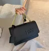 Ny modegatan trend crossbody chain väska fast färg stor bokstäver avslappnad lätta enkla kvinnors väskor