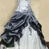 2024 عتيقة Ruched A Line Wedding Dresses White and Gray Satin Victorian Gothic Bridal Downs Embroidery Helder Halter Open Back Long Bride Bride Made Made