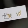 Semplici orecchini asimmetrici a forma di farfalla cava con cristalli intarsiati da donna, gioielli da sposa squisiti