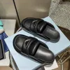 Sapatos de grife Mulheres Chinelos Triângulo Fivela Sandálias Suaves Acolchoadas Nappa Couro Masculino Meio Chinelo Flip Flops Slides Verão Viagem Conforto Sandálias Não Slip Slipper