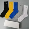 Eine Schachtel mit fünf Paar hochwertigen Haken, gelbe und blaue lange Socken, verpackte Baumwollsocken, High-Top, ausgezeichnete All-Match-Casual-Socken, Sport