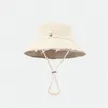 Damen Designer Bucket Hats Wide Sanding Brim Canvas Motorhaube Windschutz Strap Caps Designer Wandern Reiten Bucket Hat Herrenmode Casquette ja Cap