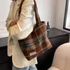 Bolsas de noite para tocar bolsas de lã de ombro feminino para mulheres para mulheres de grande capacidade outono inverno xadrez mole feminino de viagem bolsa 230412