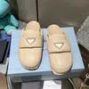 Sapatos de grife Mulheres Chinelos Triângulo Fivela Sandálias Suaves Acolchoadas Nappa Couro Masculino Meio Chinelo Flip Flops Slides Verão Viagem Conforto Sandálias Não Slip Slipper