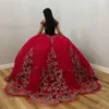 赤い光沢のあるボールガウンQuinceaneraドレスゴールドアップリケレースビーズから肩のコルセットスイート15 Vestidos de 15 Anos