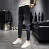 Jeans para hombres Riñonera Letras impresas Bolsas de trabajo Jeans rasgados Pantalones Ropa de calle para hombres Lavado recto Vintage Denim informal de gran tamaño 230412