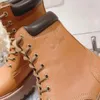 패션 두꺼운 단독 레이스 업 마틴 부츠 여성 가죽 신발 CE 디자이너 부츠 안티 슬립 발목 부츠 여자 클래식 로고 스노우 부츠