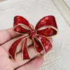 Broches Solid Dark Grain Bow Broche Transparent Rouge Couleur Émail Corsage Cour Vent Restauration Anciennes Façons Filles Robe Épingles À Vêtements