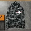 Herren-Daunen- und Parka-Designer-Daunenjacke mit Kapuze. Mantel der Luxusmarke London für Herren. Klassisches Abzeichen auf der Brusttasche. Schwarz-rotes Streifendesign für Wärme