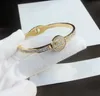 Braccialetto di design di gioielli classici Placcatura in oro 18 carati di fascia alta Marca Bracciale a doppia lettera a cerchio Unisex con strass di cristallo San Valentino Accessorio per la festa nuziale