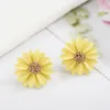 Stud Small Fresh Chrysanthemum Flower örhängen Koreanska enkla örhängen Temperament Eörhängen Kvinnliga tillverkare Direktförsäljning 230412