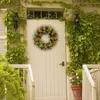 Cornice per ghirlanda autunnale con fiori decorativi per la porta d'ingresso all'esterno, decorazione autunnale, celebrazione rustica del festival di Natale del Ringraziamento