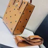 Bolso de media luna MC de alta calidad Diseñadores de mensajero Cuero genuino las bolsas de asas Luxurys maquillaje bucke Bolsos de hombro redondos monederos para hombre embrague para mujer bandolera