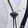 Mens Women Designer Ties P Fashion Leather Neck Tie Triangular Bow For Men Ladies With Pattern Letters Neckwear päls svarta slipsar