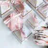 Nya triangulära pyramid Marble Candy Box Wedding Favors and Gift Boxes Chocolate Box Bomboniera Giveaways Boxes Party Supplies Y12201T