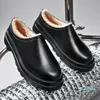 Sandalen Cool Herren Wasserdichte Arbeitsschuhe Winter Short Tube Low-top Rubber Warm Fur Kitchen Chef Rutschfeste und ölbeständigeSandalen