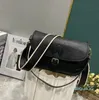 A popular nova bolsa crossbody tem capacidade suficiente para uso diário para segurar o maior telefone sem qualquer pressão,