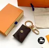 Tasarımcı Mektup Cüzdan Keychain Keyasyon Moda Çanta Kolye Araba Zinciri Cazibe Kahverengi Çiçek Mini Çanta Biblo Hediyeleri Aksesuarlar Hayır VC19