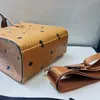 Bolso de media luna MC de alta calidad Diseñadores de mensajero Cuero genuino las bolsas de asas Luxurys maquillaje bucke Bolsos de hombro redondos monederos para hombre embrague para mujer bandolera