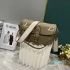 A popular nova bolsa crossbody tem capacidade suficiente para uso diário para segurar o maior telefone sem qualquer pressão,