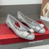 Jelly Bale Düz Yay Lüks Tasarımcı Kadın Sandalet Kadın Düşük Topuk Bale Kare Ayakkabı Sığ Ayakkabı Loafer Yuvarlak Ayak Ayakları Düz ​​Ayakkabı Kadın Moafers