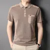 Polos męski zaprojektowany męski Polo Modna i modna młodzież retro lato oddychająca solidna koszulka kieszonkowa męska miękka miękka casual noszenie 230412