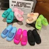 Venta caliente para mujer, famosas sandalias de diseñador, pantuflas de bizcocho, gente perezosa, pantuflas elevadas con la firma de diamantes calientes en la plataforma superior, sandalias, sandalias.