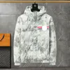 Herren-Daunen- und Parka-Designer-Daunenjacke mit Kapuze. Mantel der Luxusmarke London für Herren. Klassisches Abzeichen auf der Brusttasche. Schwarz-rotes Streifendesign für Wärme