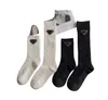 Designer-Socken, Designer-Damensocken, P-Home-Dreiecksabzeichen, schwarz-weiße hohe Socken, Wadensocken, modische Kniestrümpfe. Top-Qualität