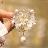 Broches Shell Superior Plum Brooch Pearl Camellia Pin Flower Robe Zircon Corsage pour les femmes