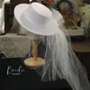 Basker mode vit bröllopshatt med lång slöja elegant stor platt fedora ansikte fascinator huvudbontering party formell