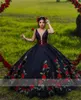 Schwarze Stickerei Vestidos de 15 Quinceanera Kleid Blumen Mexikanische süße 16 Kleider -Prom -Party -Kleider Anos Mitte gemacht