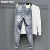 Mäns jeans byxor skalle huvud broderi design små fot smala blå jeans hip-hop streetwear fashionabla märke casual byxor manskläder 28-38 storlek