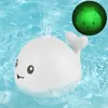 Bath Toys Electric Cartoon Whale Flash Ball Water Tripring zraszaczy dla niemowląt zabawki Automatyczna woda woda maluch do kąpieli basen zabawki 230412