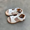 Sandalen echte lederen meisjes sandalen schattige hart open tenen zachte koeienhuid kinderen s schoolschoenen baby tuin kinderen maat 33 230412