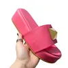 Designer kvinnor toffel platina finish studs sandaler läder plattform glider rosa greem gul hög häl pantoufle flip flops skjutflygar kvinnor skor