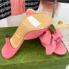 Populaire dames beroemde designer Sandalen Handtekeningen Hoge hakken Flats schoenen lente zomer 2023 nieuwe koeienhuid lederen sandalen mode elegante strik sandaalhakken