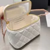 22k Exquisite Box Bag Mini trousse de maquillage Sac à main de luxe Sac à bandoulière à bandoulière classique Chaîne en cuir évidée et cuir de mouton Matériau Poignée en lettre dorée