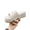 Designer kvinnor toffel vintage-effekt mässing v sandaler läder plattform glider tryckt brev svart pantoufle raffia vävande halm flip flops kvinnor skor